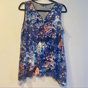 Cable and Gauge sleeveless tank with zipper detail in beautiful print. Size L
